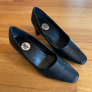 Donna Lawrence Black Pumps